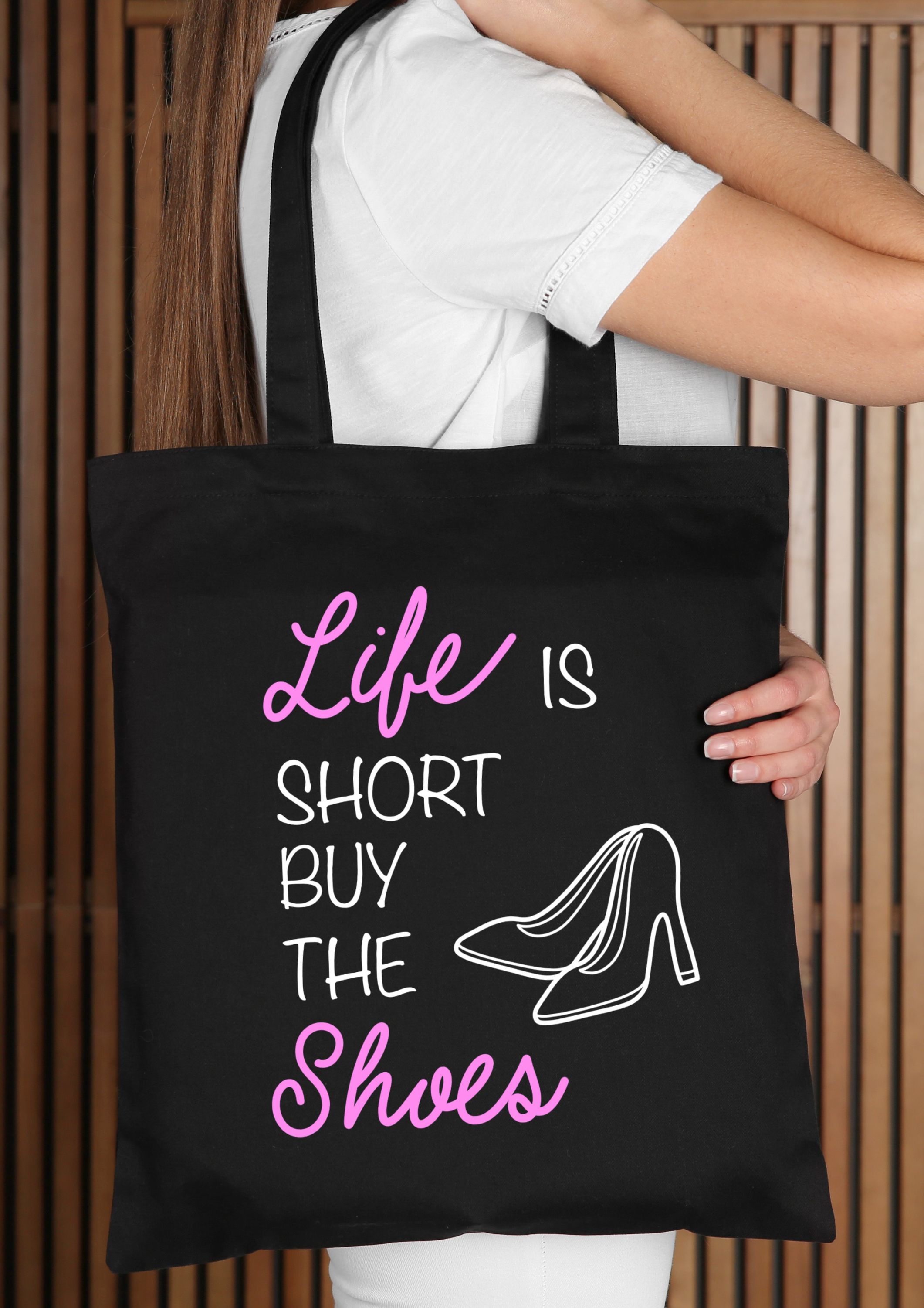 Baumwolltasche (schwarz) - "Life is Short Buy the Shoes" - Szenebild